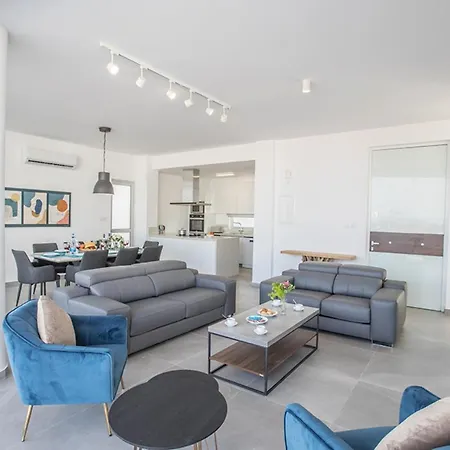Rent Your Dream Holiday And Look Forward To Relaxing Beside Your Private Pool 1709 Willa *