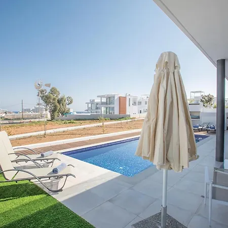 Rent Your Dream Holiday And Look Forward To Relaxing Beside Your Private Pool 1709 Willa